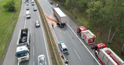 Zderzenie Skody z naczepą na S1. 27-latek ciężko ranny